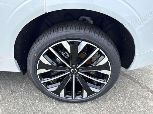 Crystal White Metallic 2026 Volvo XC60 B5 Ultra