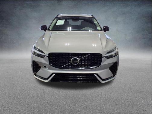 Silver Dawn Metallic 2025 Volvo XC60 B5 Plus