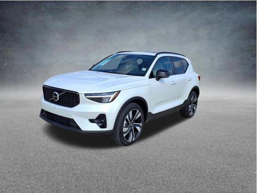 Crystal White Metallic 2023 Volvo XC40 B5 Plus Dark Theme