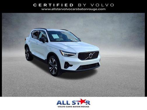 Crystal White Metallic 2023 Volvo XC40 B5 Plus Dark Theme