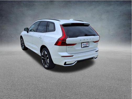 Crystal White Metallic 2026 Volvo XC60 B5 Plus