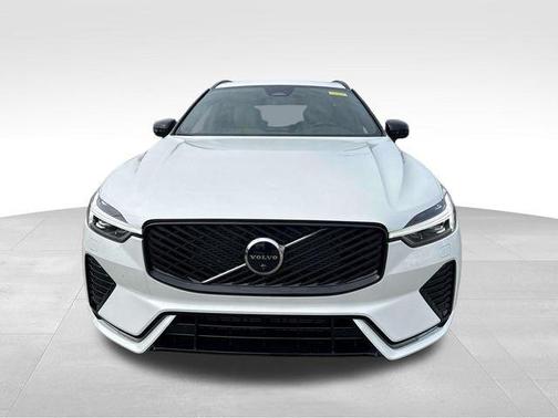 Crystal White Metallic 2026 Volvo XC60 B5 Plus