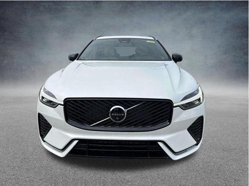 Crystal White Metallic 2026 Volvo XC60 B5 Plus