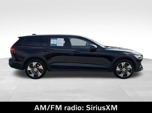 2025 Volvo V60 Cross Country Plus, B5 AWD Gas (mild hybrid)