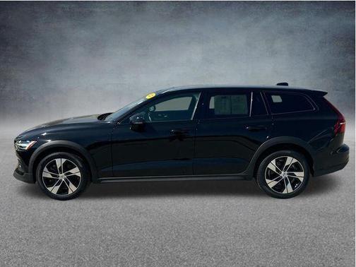 Onyx Black Metallic 2025 Volvo V60 Cross Country Plus, B5 AWD Gas (mild hybrid)