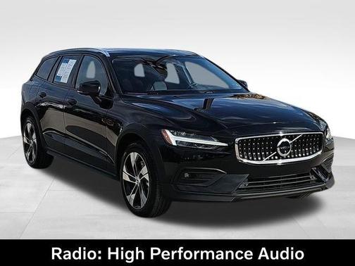 2025 Volvo V60 Cross Country Plus, B5 AWD Gas (mild hybrid)