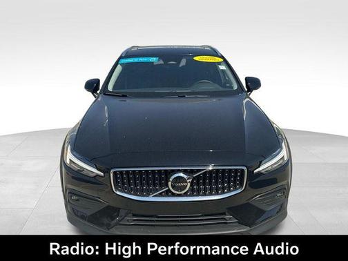 2025 Volvo V60 Cross Country Plus, B5 AWD Gas (mild hybrid)