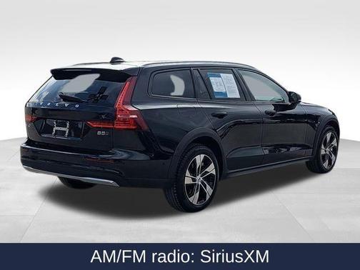 2025 Volvo V60 Cross Country Plus, B5 AWD Gas (mild hybrid)