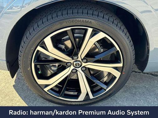 2023 Volvo XC60 B5 Ultimate Dark Theme