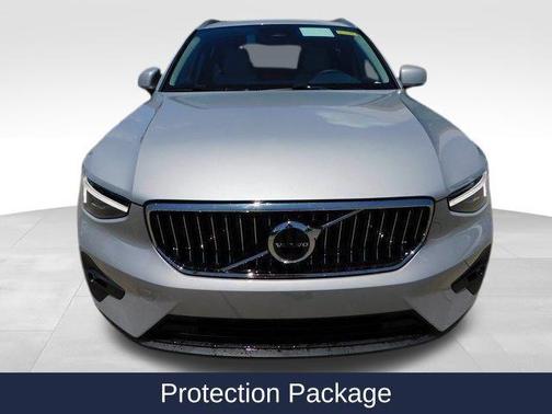 2025 Volvo XC40 B5 Ultra Bright Theme