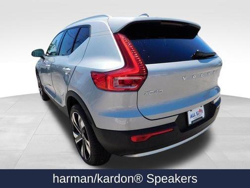 2025 Volvo XC40 B5 Ultra Bright Theme