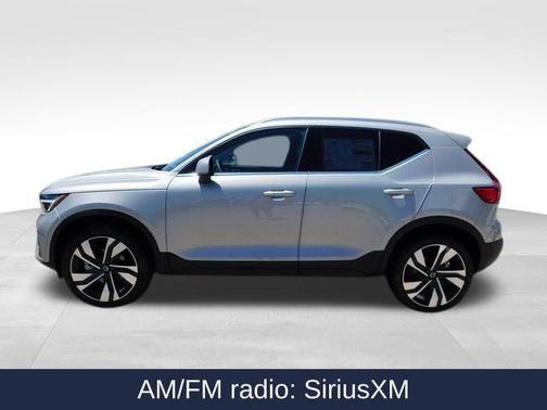 2025 Volvo XC40 B5 Ultra Bright Theme
