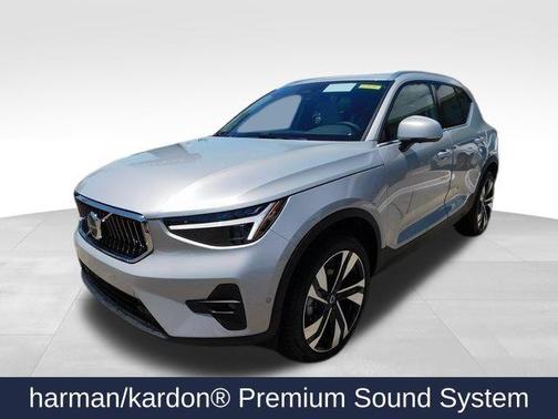 2025 Volvo XC40 B5 Ultra Bright Theme