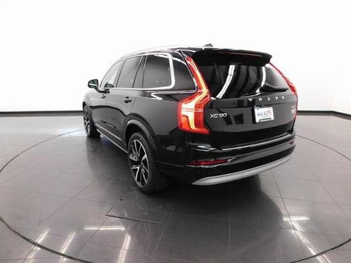 2022 Volvo XC90 T6 Momentum