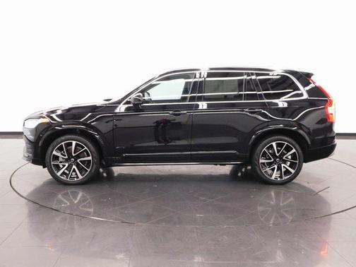 2022 Volvo XC90 T6 Momentum