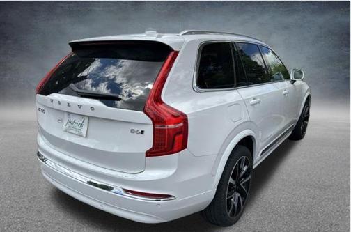 Crystal White Metallic 2023 Volvo XC90 B6 Plus 7-Seater