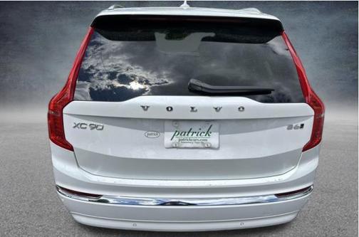 Crystal White Metallic 2023 Volvo XC90 B6 Plus 7-Seater