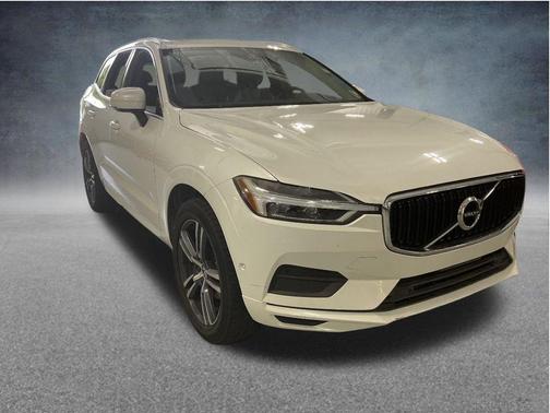 Crystal White Pearl 2019 Volvo XC60 T5 Momentum