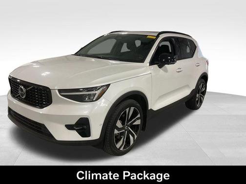 2023 Volvo XC40 B5 Plus Dark Theme