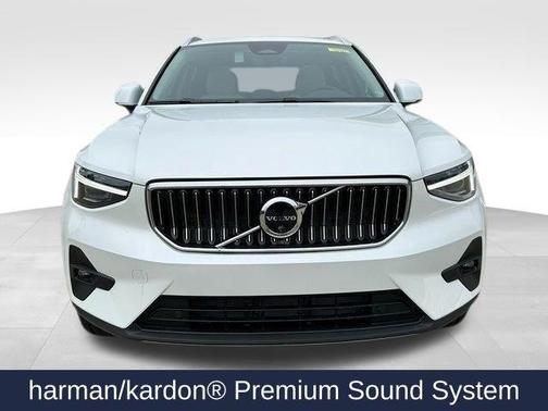 2025 Volvo XC40 B5 Ultra Bright Theme