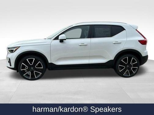 2025 Volvo XC40 B5 Ultra Bright Theme