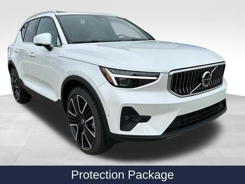 2025 Volvo XC40 B5 Ultra Bright Theme