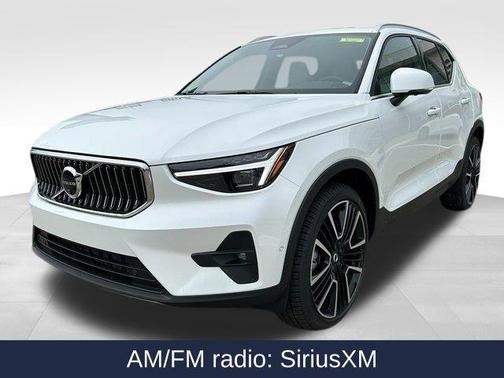 2025 Volvo XC40 B5 Ultra Bright Theme