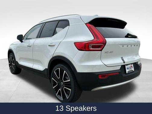 2025 Volvo XC40 B5 Ultra Bright Theme
