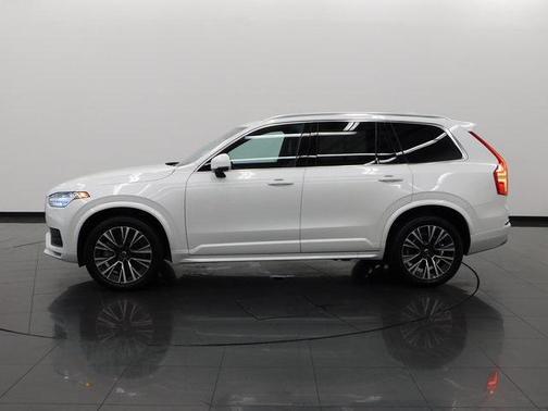 2022 Volvo XC90 T6 Momentum