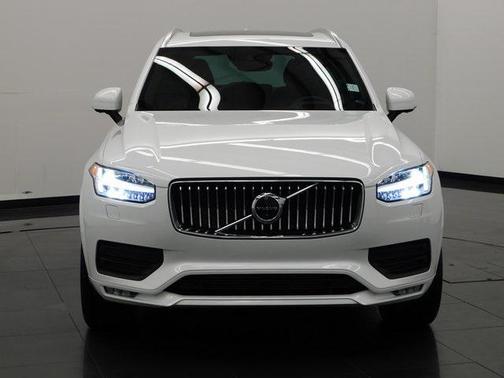 2022 Volvo XC90 T6 Momentum