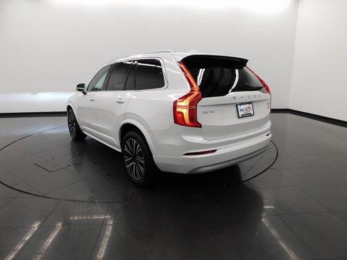 2022 Volvo XC90 T6 Momentum