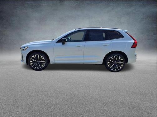 Crystal White Metallic 2026 Volvo XC60 B5 Ultra