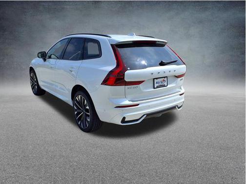 Crystal White Metallic 2026 Volvo XC60 B5 Ultra
