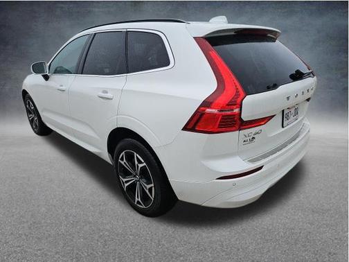 Crystal White Metallic 2022 Volvo XC60 B5 Momentum