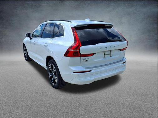 Crystal White Metallic 2022 Volvo XC60 B5 Momentum