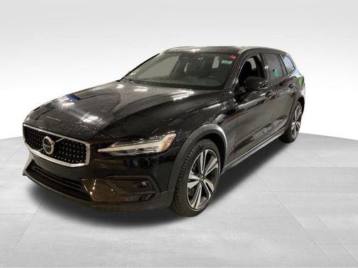 2025 Volvo V60 Cross Country Plus, B5 AWD Gas (mild hybrid)