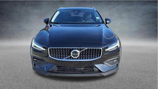 Onyx Black Metallic 2025 Volvo V60 Cross Country Plus, B5 AWD Gas (mild hybrid)