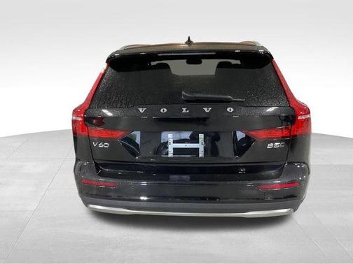 2025 Volvo V60 Cross Country Plus, B5 AWD Gas (mild hybrid)