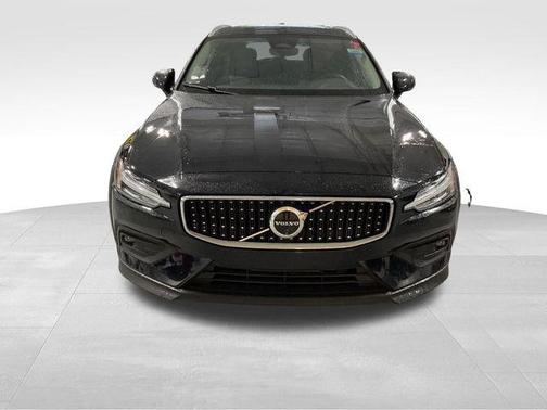 2025 Volvo V60 Cross Country Plus, B5 AWD Gas (mild hybrid)