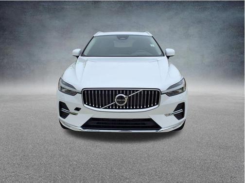 Crystal White Metallic 2023 Volvo XC60 B5 Ultimate Bright Theme
