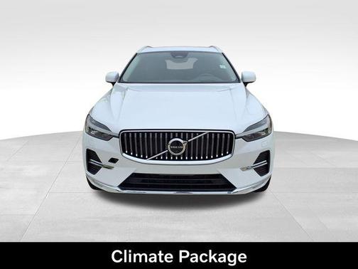 Crystal White Metallic 2023 Volvo XC60 B5 Ultimate Bright Theme