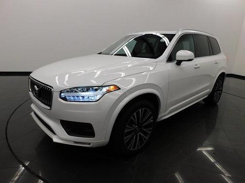 2022 Volvo XC90 T6 Momentum