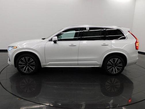 2022 Volvo XC90 T6 Momentum