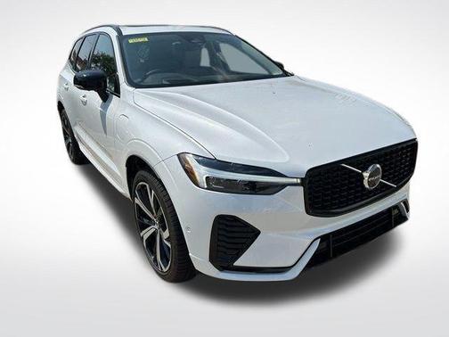 Crystal White Metallic 2025 Volvo XC60 Plug-In Hybrid T8 Ultra