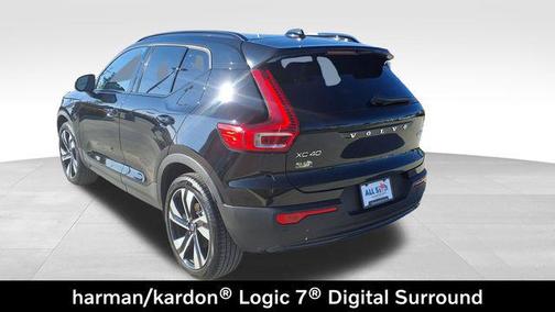 Onyx Black Metallic 2024 Volvo XC40 B5 Plus Dark Theme