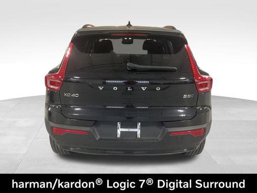 Onyx Black Metallic 2024 Volvo XC40 B5 Plus Dark Theme