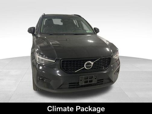 Onyx Black Metallic 2024 Volvo XC40 B5 Plus Dark Theme