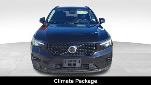 Onyx Black Metallic 2024 Volvo XC40 B5 Plus Dark Theme