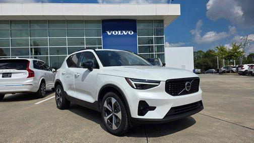 2025 Volvo XC40 B5 Plus Dark Theme