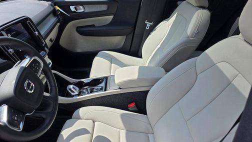 2025 Volvo XC40 B5 Plus Dark Theme